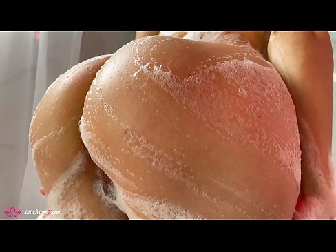 ❤️ Brunette pussy bibragailuarekin masturbatzen du dutxan orgasmo bizia lortzeko ❤❌ Super sexua gugan ❌
