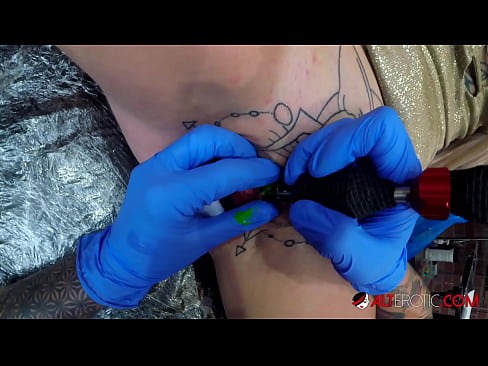 ❤️ Sully Savage-k izugarri tatuatu zuen klitorian tatuaje bat egin zuen ❤❌ Super sexua gugan ❌