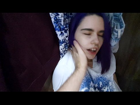 ❤️ Nire ahizpa armairuan aurkitu eta lagundu zion esperma ❤❌ Super sexua gugan ❌